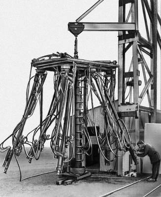Рис. 3. Буровая каретка для работы в вертикальных стволах шахт.