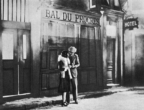 Кадр из фильма «Под крышами Парижа». 1930. Режиссёр Р. Клер.