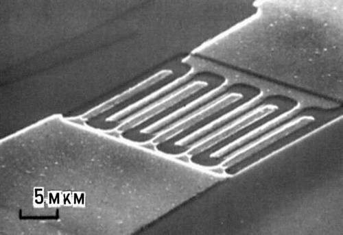 Рис. 2в. Внешний вид сверхвысокочастотного малошумящего транзистора (при увеличении приблизительно в 1000 раз).