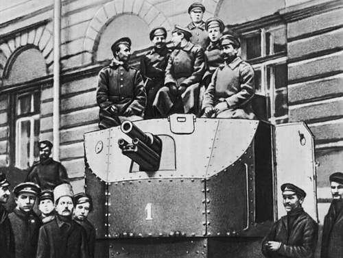 Солдаты автобронедивизиона во дворе Смольного. Петроград. Октябрь 1917.