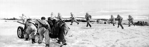 Пехота в сопровождении противотанкового орудия в наступлении западнее Новосокольников. Северо-Западный фронт. 1941.
