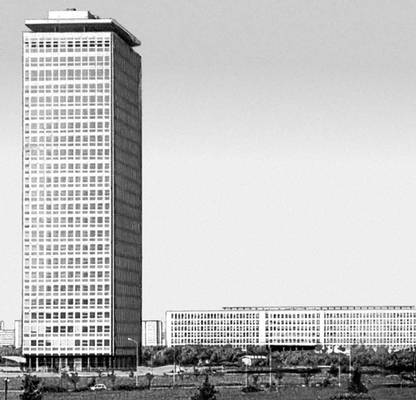 Белград. Здание ЦК Союза коммунистов Югославии (слева) и здание Союзного исполнительного веча в Новом Белграде.