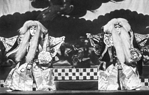 Япония. Сцена из спектакля театра кабуки «Рэндзиси» Каватакэ Мокуами.