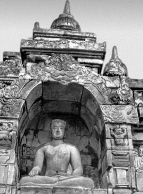 Статуя Будды на святилище Борободур. Камень. Ок. 800.
