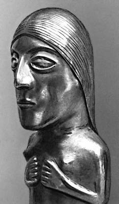 Золотая фигурка женщины (фрагмент). Музей Института археологии Национального университета. Куско.