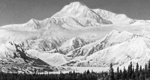Северная Америка. Гора Мак-Кинли на Аляске, высшая вершина Северной Америки.