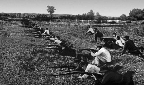 Отряд донецких рабочих ведёт бой с германскими интервентами около станицы Гундоровской. 1918.