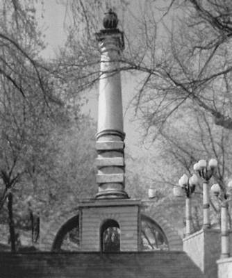 Монумент в честь магдебургского права. 1802—08. Архитектор А. И. Меленский.