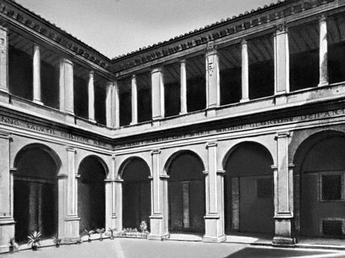 Браманте. Двор церкви Сапта-Мария долла Паче в Риме. 1500—04.