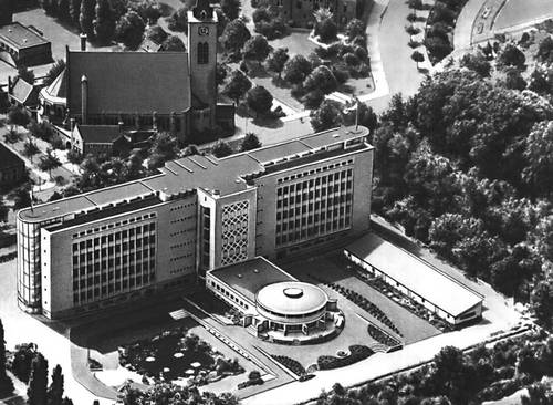 Конторское здание фирмы «Шелл-Недерланд». 1938—42. Архитектор Я. Й. П. Ауд.