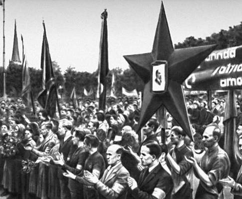 Трудящиеся Таллина приветствуют делегацию Государственной думы, возвратившуюся из Москвы. 1940.