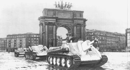 Ленинград. Отремонтированные на Кировском заводе танки направляются на фронт. 1941.