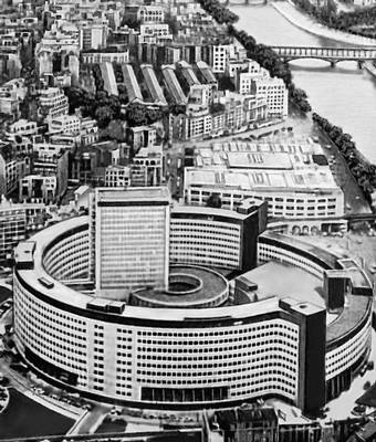 Париж. Район Пасси. На первом плане — дом Радио (1959—63, архитектор А. Бернар).