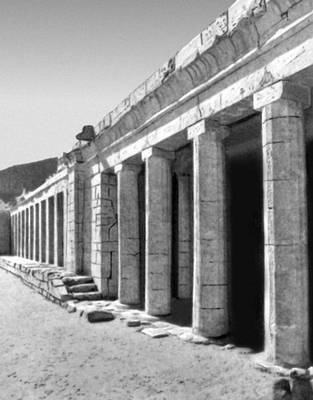 Дейр-эль-Бахри. Храм царицы Хатшепсут. Начало 15 в. до н. э. Архитектор Сенмут. Колоннада святилища Анубиса.