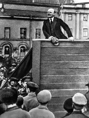 Выступление В. И. Ленина на Театральной площади (ныне пл. Свердлова) перед войсками, отправляющимися на фронт. 5 мая 1920.