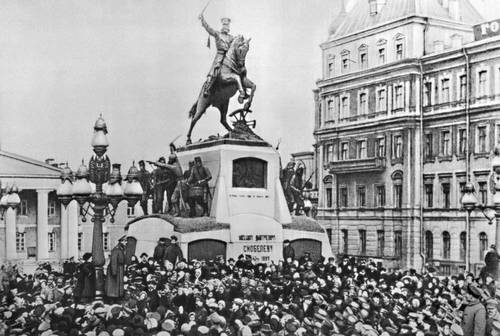 Митинг на Скобелевской площади (ныне Советская) в дни Февральской революции. Москва. 1917.