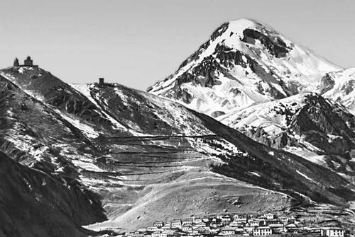 Гора Казбек, вид из посёлка Казбеги.
