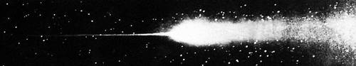 Комета Аренда — Ролана 1957 III: хвост 2-го типа и копьевидный псевдоаномальный хвост.