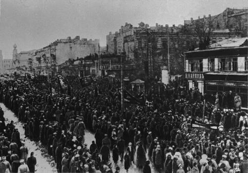 Манифестация на Большой Васильевской улице (ныне Червоноармейская). Март 1917. Киев.