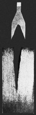 Рис. 2в. Фотография разрушения, произведённого в стальной мишени действием заряда с кумулятивной выемкой (с металлической облицовкой). Поперечное сечение применяемого заряда показано над мишенью.