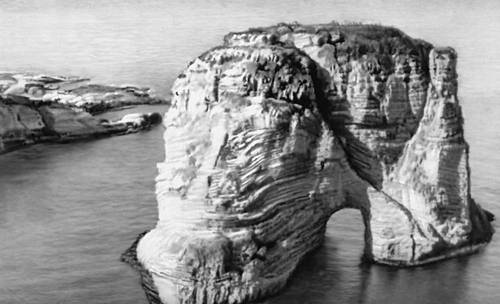 Голубиная скала у восточного побережья Средиземного моря в Ливане.