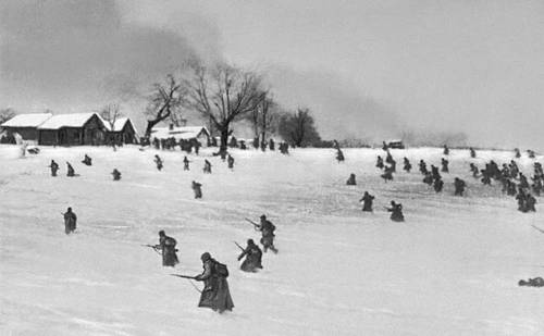 Советские войска атакуют деревню, занятую немцами. Декабрь 1941.