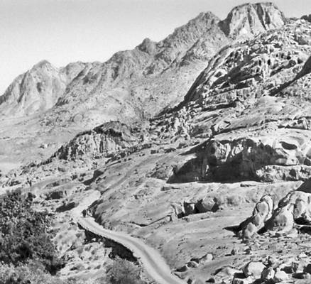 Дорога, ведущая в «Долину Царей», в районе г. Луксор (Аравийская пустыня).