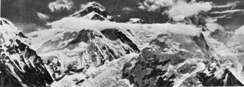 Большие Гималаи с вершиной Джомолунгма.