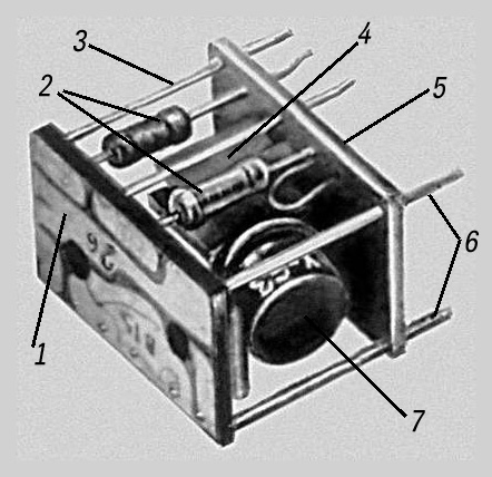 Рис. 2. Объёмный модуль (без кожуха) — усилитель звуковой частоты: 1 — верхняя печатная плата; 2 — резисторы; 3 — металлическая перемычка между печатными платами; 4 — конденсатор; 5 — нижняя печатная плата; 6 — выводы; 7 — транзистор.