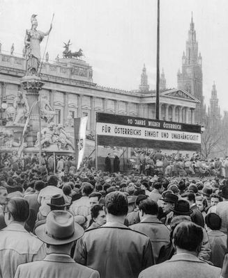 Демонстрация в Вене в связи с 10-летием освобождения Австрии. 23 апреля 1955.