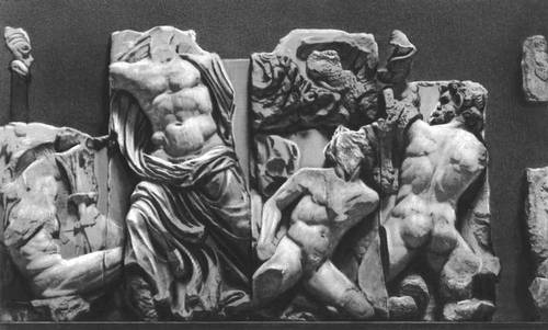Фрагмент горельефа большого фриза Большого алтаря Зевса в Пергаме. Ок. 180 до н. э. Античное собрание. Берлин.