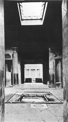 Атрий дома Менандра в Помпеях (2—1 вв. до н. э.).