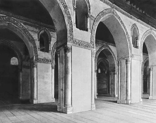 Мечеть Ибн Тулуна в Каире. 876—879. Аркады молитвенного зала.