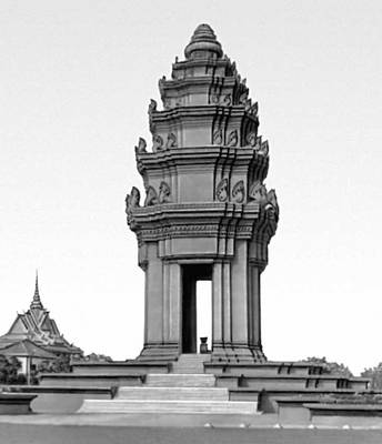 Пномпень. Памятник Независимости. Песчаник. Открыт в 1960. Архитектор Ванмоливан.