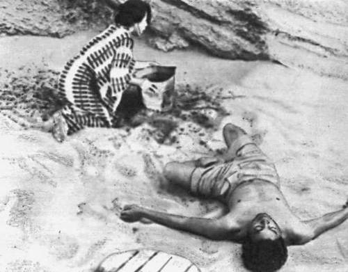 Япония. Кадр из фильма «Женщина в песках». Реж. Х. Тэсигахара. 1964.