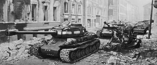 Советские танки на улицах Берлина. Апрель 1945.