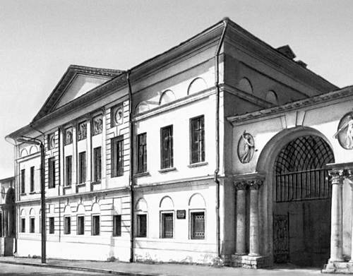 Дом Золотарёвых — Кологривовой (ныне краеведческий музей). 1805—08.