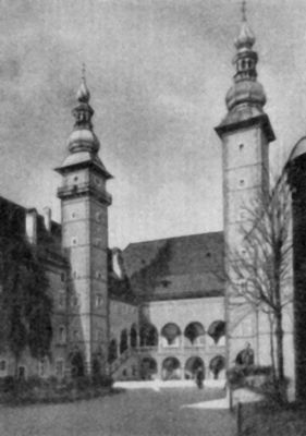 Архитектура. Ландхауз (здание самоуправления земли Каринтия) в Клагенфурте. 1574 — 90.