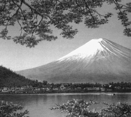 Япония. Гора Фудзияма, на переднем плане — озеро Яманака.