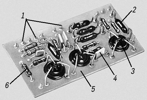 Рис. 1. Плоский модуль — логическая ячейка узла электронной вычислительной машины: 1 — выводы; 2 — полупроводниковый диод; 3 — транзистор; 4 — конденсатор; 5 — печатная плата (основание модуля); 6 — резистор.