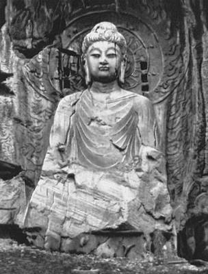 Статуя Будды Вайрочана в пещерном храме Лунмынь. Известняк. 672—676.