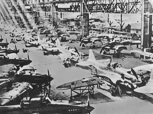 Производство самолетов Ил-2 на авиационном заводе. 1942.