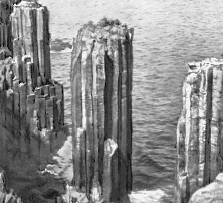 Базальтовые скалы у побережья Японского моря (подножия гор Кымгансан).