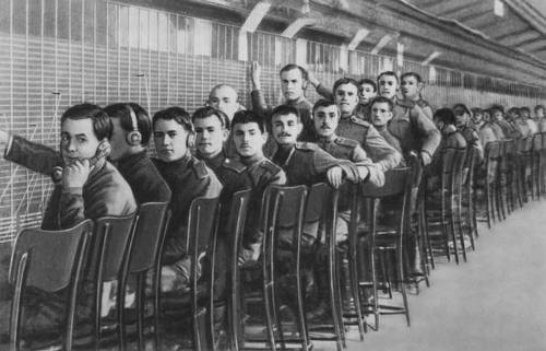 Военные телефонисты Центральной телефонной станции после её занятия. 25 октября 1917.