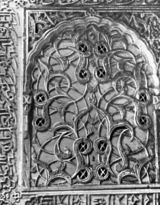Резаное панно с растительным орнаментом и надписями в медресе в Сале.