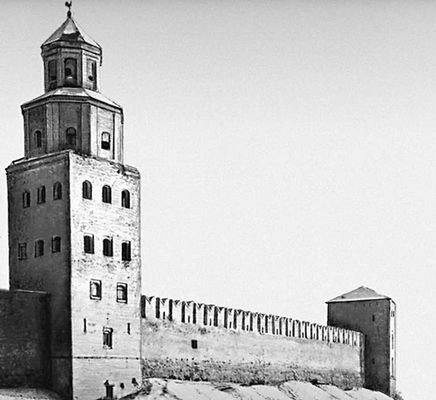 Стены Детинца и сторожевая башня Кокуй (перестроена в 1960-х гг., архитектор С. Л. Ефимов).