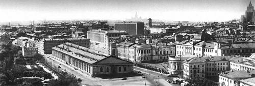 Вид на Манеж (1817—25, инженеры Л. Л. Карбонье, А. Бетанкур, архитектор О. Бове) и прилегающие кварталы с гостиницы «Москва».