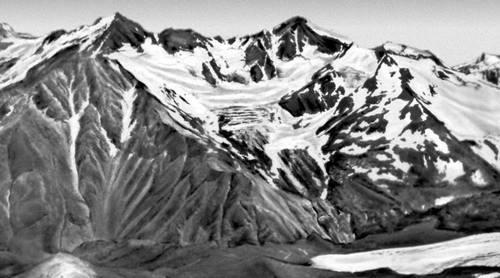 Каровый ледник в верховьях р. Баксан. Внизу — конец долинного ледника (Кавказ).