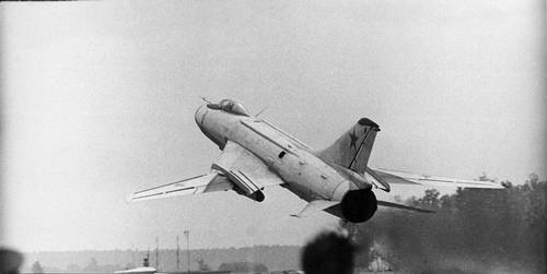 Самолёты и вертолёты Военно-Воздушных Сил СССР. Сверхзвуковой боевой самолёт с крылом изменяемой в полёте стреловидности.