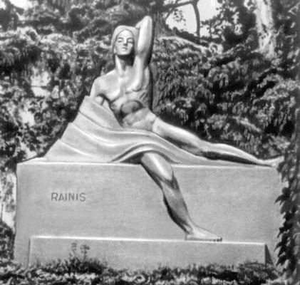 К. Я. Земдега. Памятник Я. Райнису на кладбище Райниса в Риге. Гранит. 1934. Архитектор А. Аренд.
